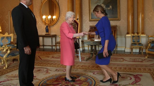 Кралица Елизабет II с българската президентска двойка Румен и Десислава Радеви СНИМКА: Архив