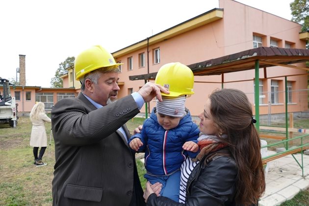 Кметът на Белозем Иван Тачев е радостен, че започва строителство на ясла в селото