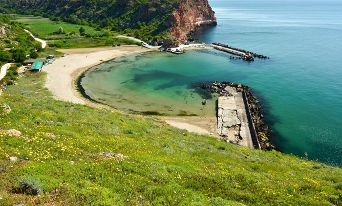 Поглед към красивите води на залива Болата и скалния масив около него