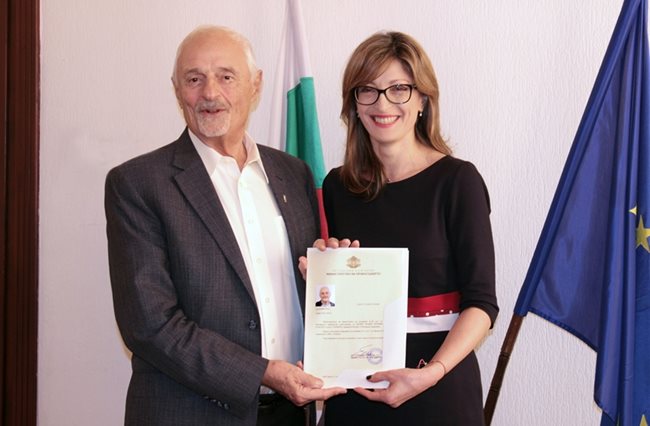 Министър Захариева връчи днес удостоверение за българско гражданство на световноизвестния режисьор Тед Кочев