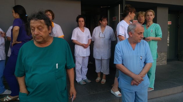 Д-р Цветан Деведжиев /вляво/ и колегите му са отчаяни от състоянието на болницата. Снимки: Авторът