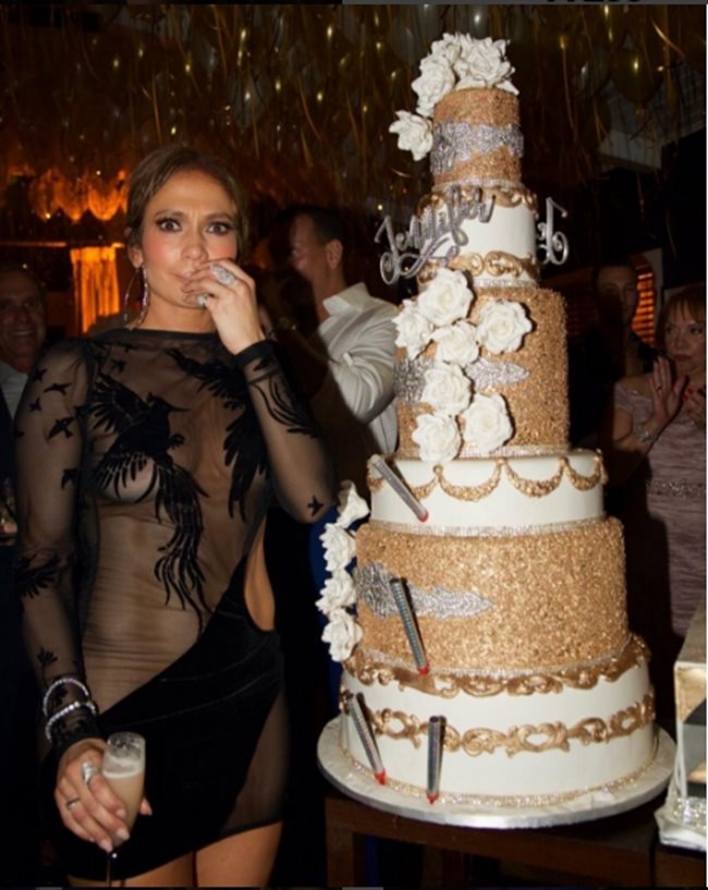 Както повелява традицията, на партито имаше и шестетажна торта, на която бе изписано името й. СНИМКА: Инстаграм