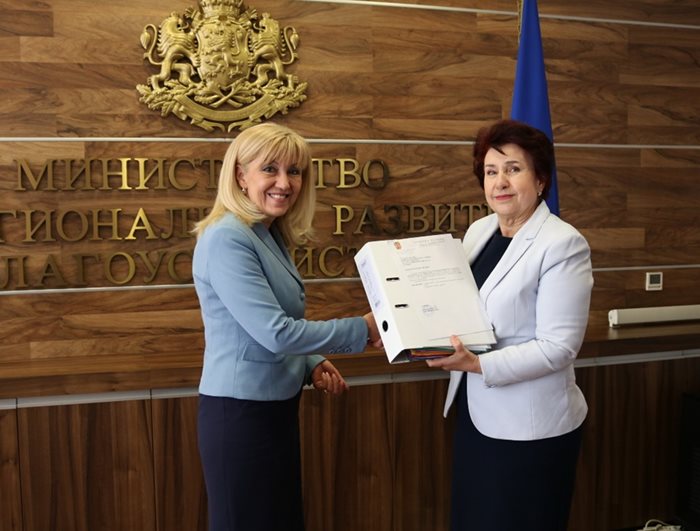 Министър Петя Аврамова получи от кмета на Перник д-р Вяра Церовска проект за обекта. Снимка регионално министерство