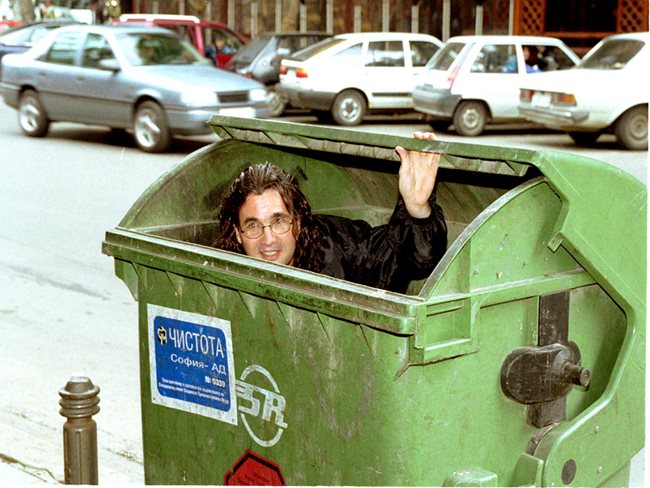 Влади Априлов се крие в кофа за боклук, за да снима предаването преди години.
СНИМКА: АРХИВ