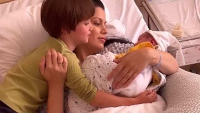 Ралица Паскалева показа бебето, големият й син предсказал бременността й (Видео)