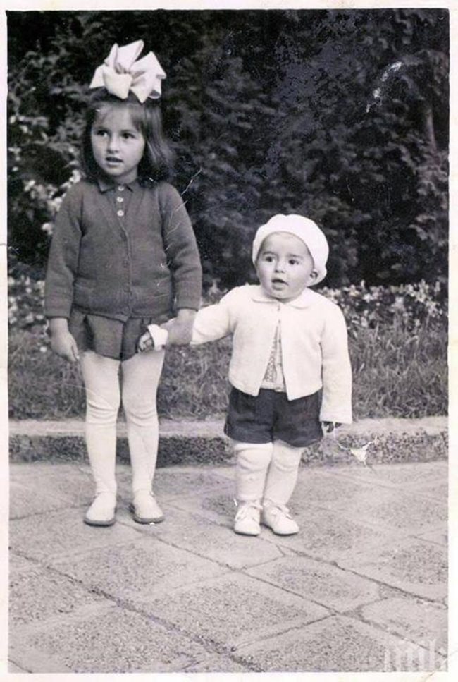 С тази снимка премиерът Бойко Борисов поздрави децата на 1 юни преди няколко години. На нея е хванал за ръка по-голямата си сестра Красимира .